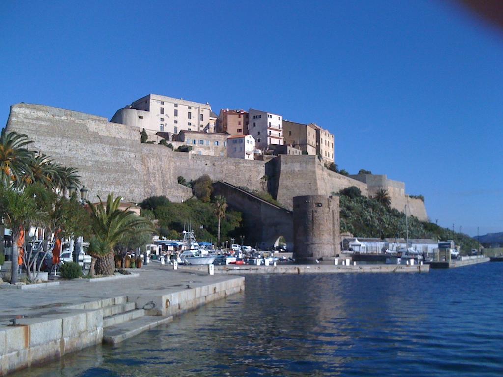 Residence Nayah-Maria Calvi  Buitenkant foto